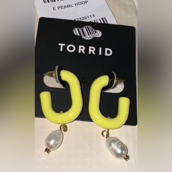 Torrid NWT E Pearl Yellow Hoop Post Earrings - Picture 5 of 7